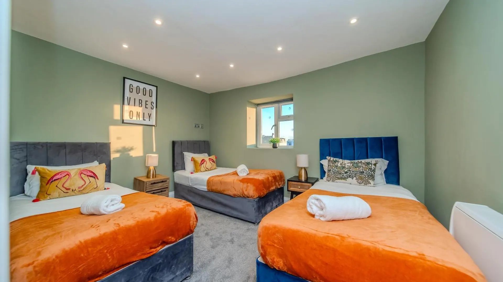 3 Bedroom 2 Bath Apartment I Next To Brighton Beach I Sleep 11 Guests